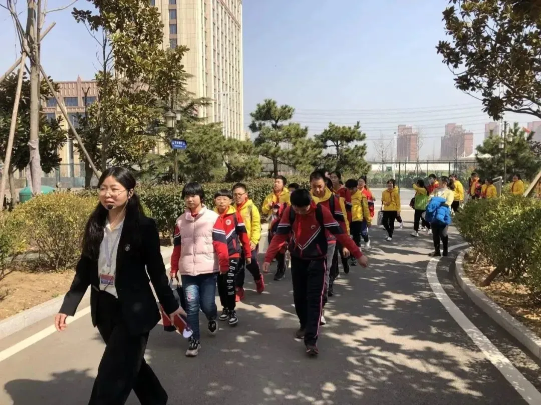 初小衔接待花开，双向奔赴助未来——青岛古镇口海军中学初中部举行“初小衔接”体验活动