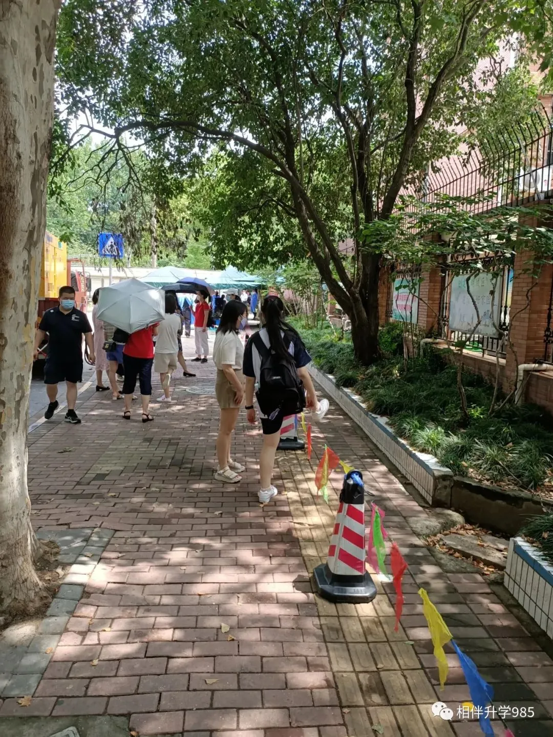 祝11万学子中考必胜!上海中考第一天,杨行中学、淞谊中学现场,多图慎入!行知中学、吴淞中学、上大附中,哪个校门你最钟意?